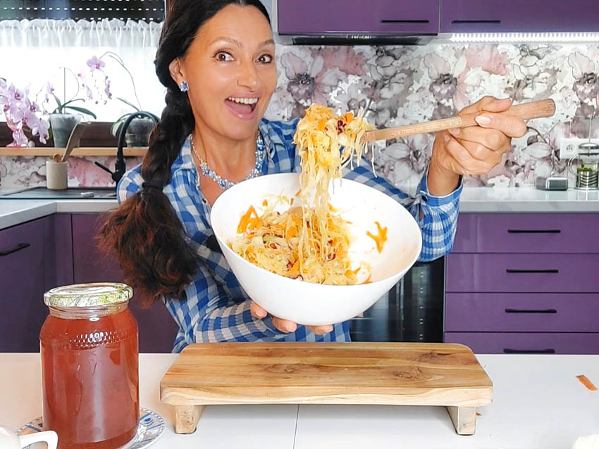 HIT! 2 wersje surówki z kiszonej kapusty | Na pewno Cię zaskoczą!